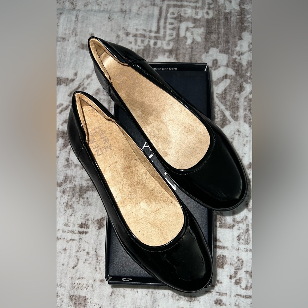 Naturalizer Women's Flexy Round Toe Ballet Flat Metallic Black 8M